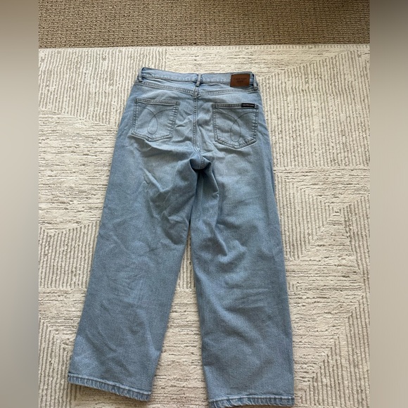 VINTAGE CALVIN KLEIN JEANS size 28 SUPER HIGH RISE WIDE LEG JEAN (LIGHT WASH) - Picture 6 of 7
